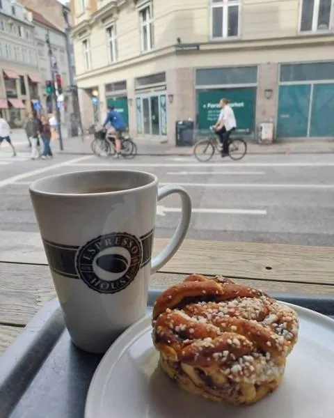 Poranna kawa i cynamonowa bułka na rogu ulicy