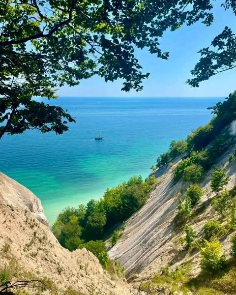 Klify nad turkusową zatoką