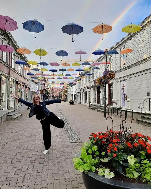 Ja, pod kolorowymi parasolkami i tęczą