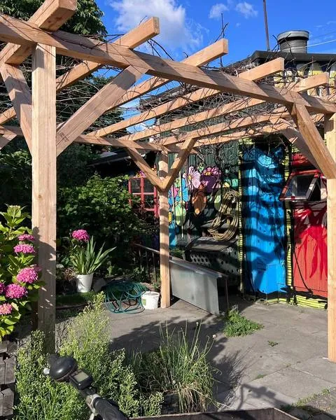 Pergola i kolorowe murale na zapleczu kawiarni