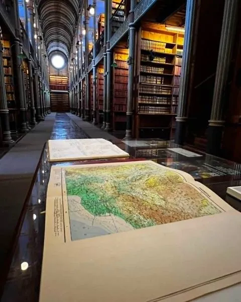 W starej bibliotece, wśród historycznych map i ksiąg